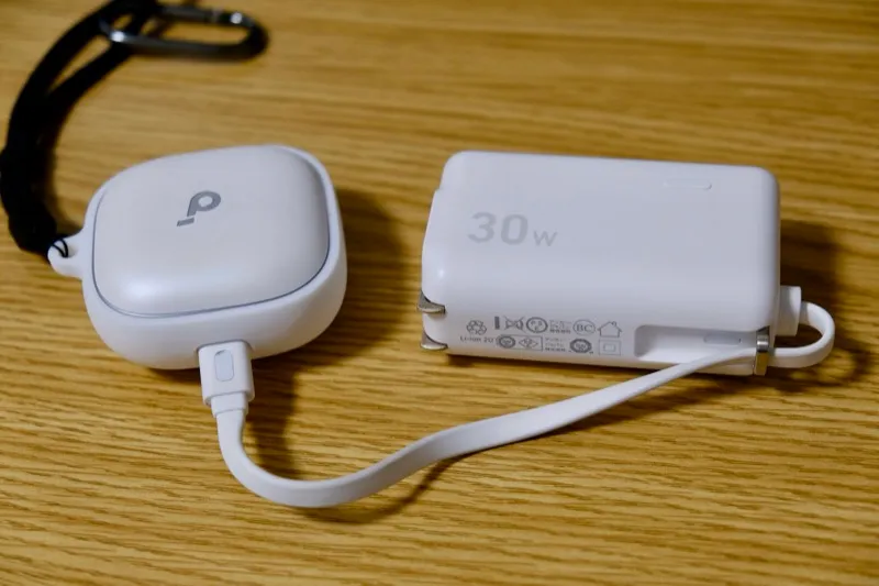 イヤホンを内蔵ケーブルで充電する様子