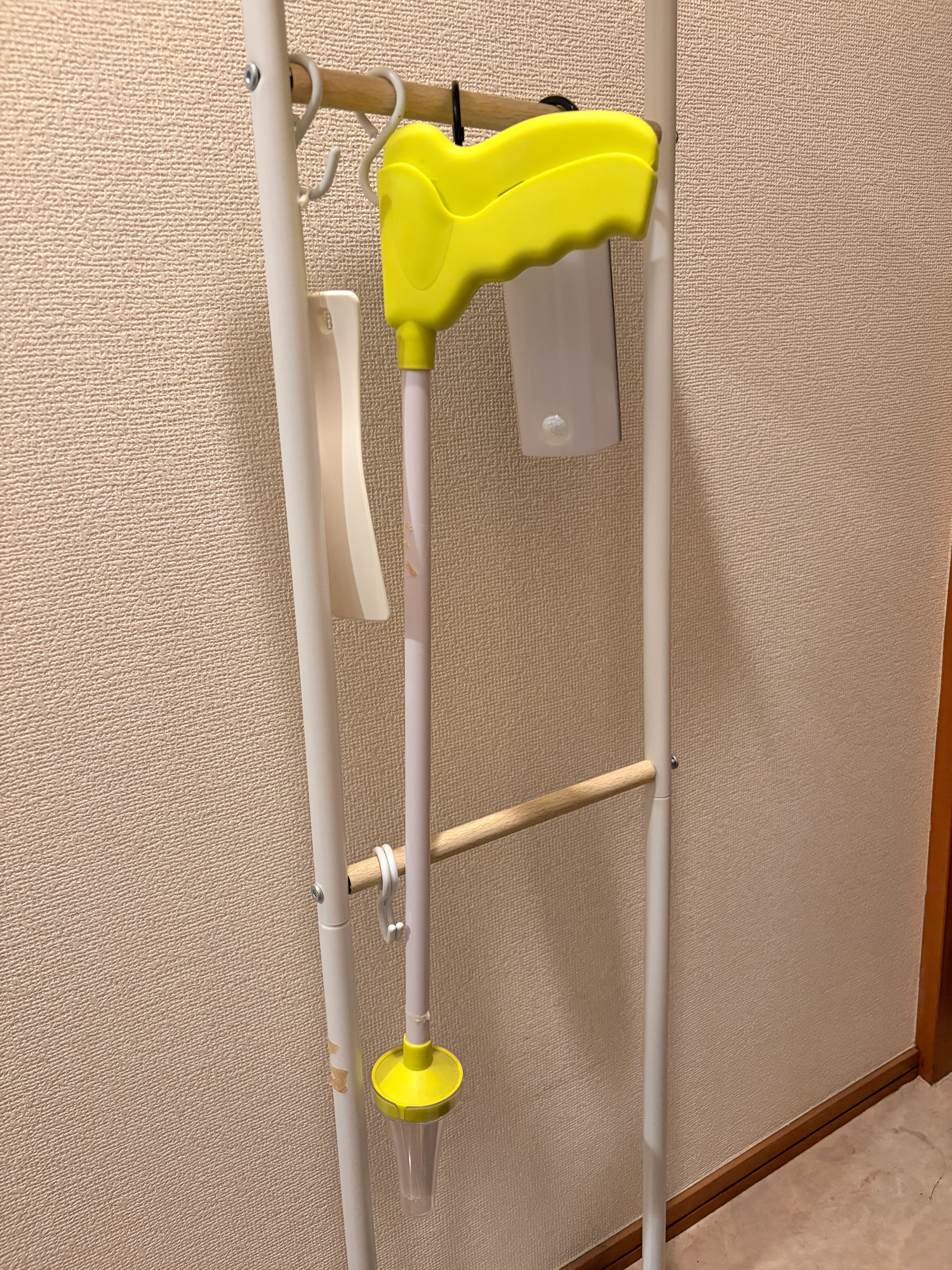 サッと取れるよう、我が家では傘掛けに引っかけて常備しています