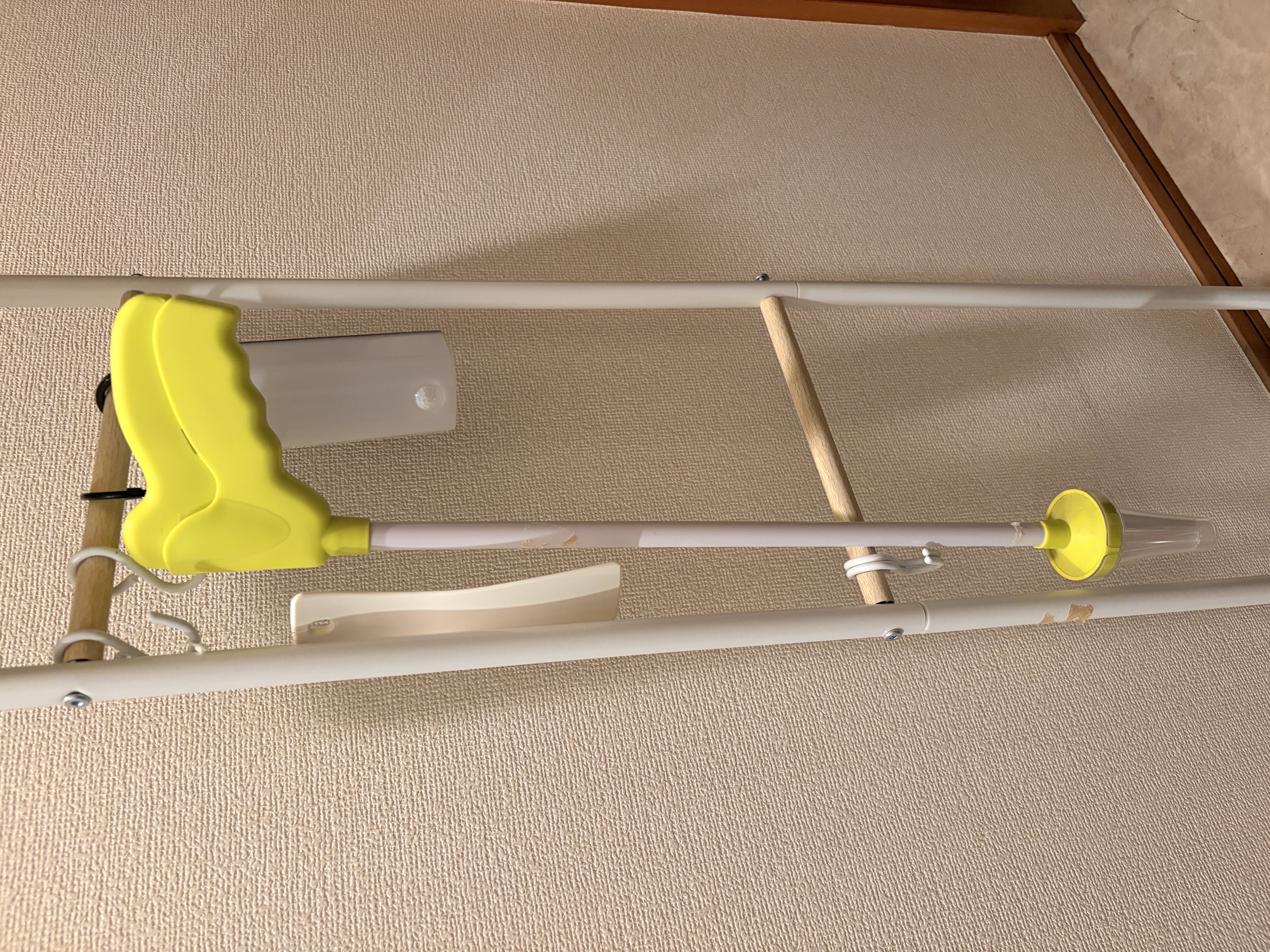 サッと取れるよう、我が家では傘掛けに引っかけて常備しています